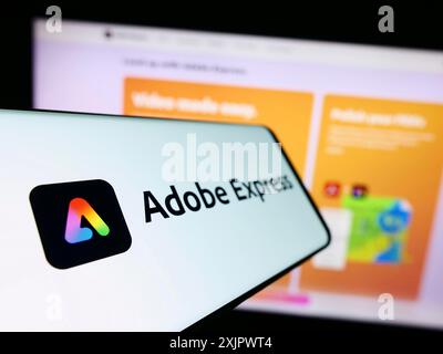 Stoccarda, Germania, 09-23-2023: Smartphone con logo del software di grafica Adobe Express sullo schermo davanti al sito Web. Concentrati sulla sinistra del telefono Foto Stock