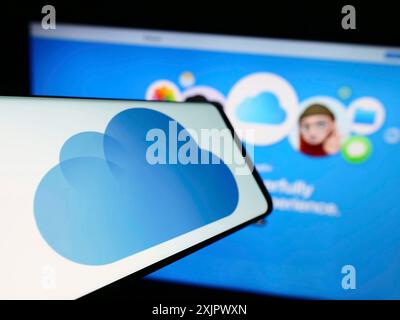 Stoccarda, Germania, 09-23-2023: Smartphone con logo della piattaforma di cloud storage Apple iCloud sullo schermo di fronte al sito Web dell'azienda. Concentrati su Foto Stock