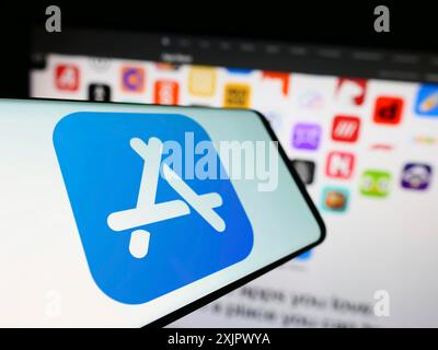 Stoccarda, Germania, 09-23-2023: Smartphone con logo della piattaforma di mercato Apple App Store sullo schermo di fronte al sito Web aziendale. Concentrati su Foto Stock