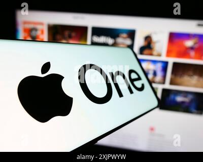 Stoccarda, Germania, 09-24-2023: Telefono cellulare con logo del servizio di abbonamento Apple One sullo schermo di fronte al sito Web aziendale. Concentrati al centro-sinistra di Foto Stock