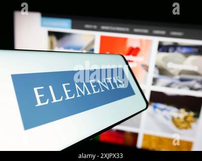 Stoccarda, Germania, 09-25-2023: Smartphone con logo della società britannica di prodotti chimici speciali Elementis plc davanti al sito Web aziendale. Concentrati su Foto Stock