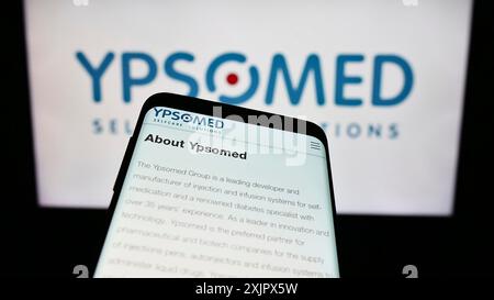 Stoccarda, Germania, 09-27-2023: Telefono cellulare con sito web della società svizzera di tecnologia medica Ypsomed Holding AG davanti al logo aziendale. Concentrati su Foto Stock