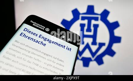 Stoccarda, Germania, 10-08-2023: Smartphone con pagina web dell'organizzazione Bundesanstalt Technisches Hilfswerk (THW) davanti al logo. Concentrati in alto a sinistra Foto Stock