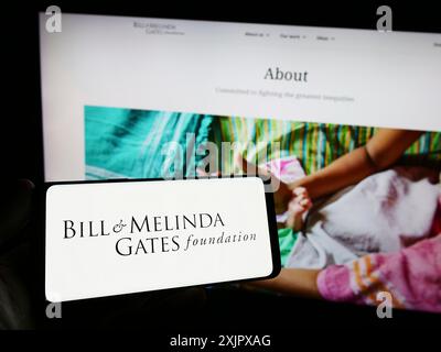 Stoccarda, Germania, 10-06-2023: Persona che tiene un telefono cellulare con il logo della Fondazione American Bill e Melinda Gates (BMGF) davanti alla pagina web. Foto Stock