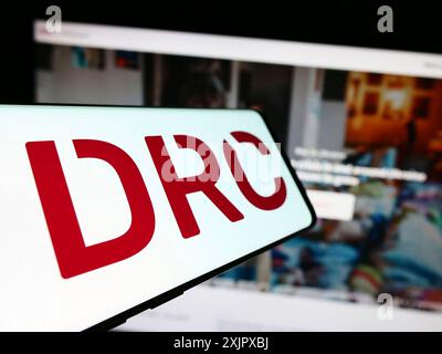 Stoccarda, Germania, 10-08-2023: Cellulare con logo dell'organizzazione umanitaria Danish Refugee Council (RDC) davanti al sito web. Concentrati su Foto Stock