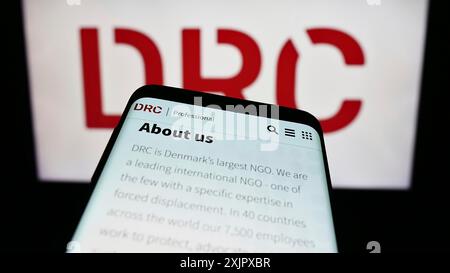 Stoccarda, Germania, 10-08-2023: Telefono cellulare con sito web dell'organizzazione umanitaria Danish Refugee Council (RDC) davanti al logo. Concentrati su Foto Stock