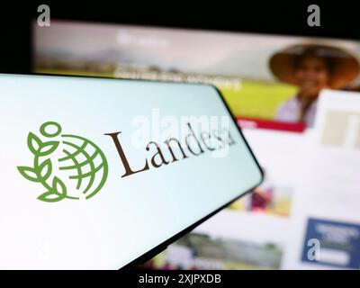 Stoccarda, Germania, 10-10-2023: Telefono cellulare con logo dell'organizzazione americana Landesa Rural Development Institute davanti al sito web. Concentrati su Foto Stock