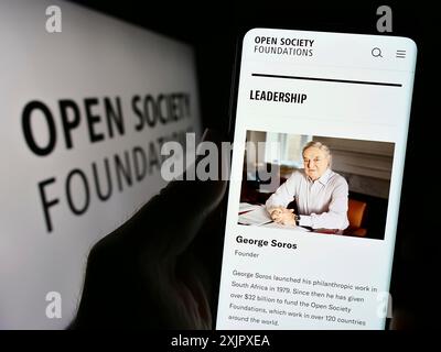 Stoccarda, Germania, 10-09-2023: Persona con smartphone e sito web dell'organizzazione Open Society Foundations (OSF) davanti al logo. Concentrati su Foto Stock