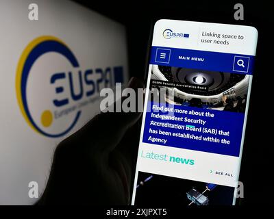 Stoccarda, Germania, 10-17-2023: Persona che detiene un cellulare con pagina web dell’Agenzia dell’Unione europea per il programma spaziale (EUSPA) davanti al logo. Foto Stock