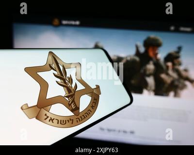 Stoccarda, Germania, 10-27-2023: Smartphone con logo delle forze di difesa israeliane (IDF) militari nazionali davanti al sito web. Concentrati al centro-sinistra di Foto Stock