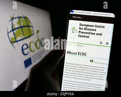 Stoccarda, Germania, 10-25-2023: Persona con smartphone e sito web del Centro europeo per la prevenzione e il controllo delle malattie (ECDC) con logo. Concentrati Foto Stock