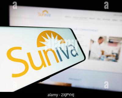 Stoccarda, Germania, 10-30-2023: Telefono cellulare con logo della società americana di fotovoltaici Suniva Inc. Davanti al sito web aziendale. Concentrati su Foto Stock