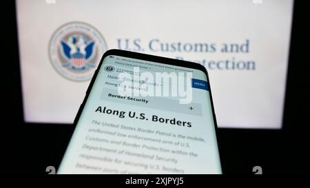 Stoccarda, Germania, 10-29-2023: Telefono cellulare con sito web dell'agenzia United States Customs and Border Protection (CBP) davanti al sigillo. Concentrati su Foto Stock