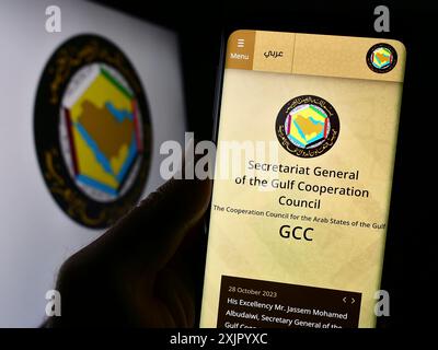 Stoccarda, Germania, 11-02-2023: Persona che detiene un cellulare con pagina web del Consiglio di cooperazione del Golfo dell'unione araba (CCG) davanti al logo. Concentrati sul centro Foto Stock