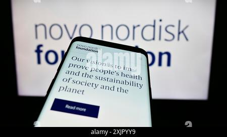 Stoccarda, Germania, 11-02-2023: Telefono cellulare con sito web dell'organizzazione danese Novo Nordisk Foundation davanti al logo. Concentrati sulla parte superiore sinistra del telefono Foto Stock