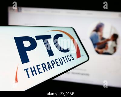 Stoccarda, Germania, 11-07-2023: Cellulare con logo della società farmaceutica americana PTC Therapeutics Inc. Davanti al sito Web aziendale. Concentrati su Foto Stock