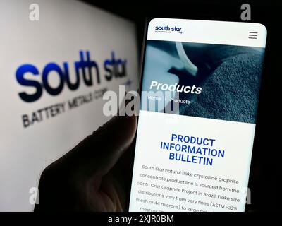 Stoccarda, Germania, 11-06-2023: Persona che possiede uno smartphone con pagina web della società canadese South Star Battery Metals Corp. Davanti al logo. Concentrati su Foto Stock