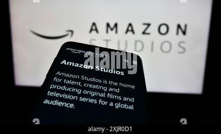 Stoccarda, Germania, 11-08-2023: Telefono cellulare con sito web della società di produzione statunitense Amazon Studios davanti al logo. Concentrati su Foto Stock