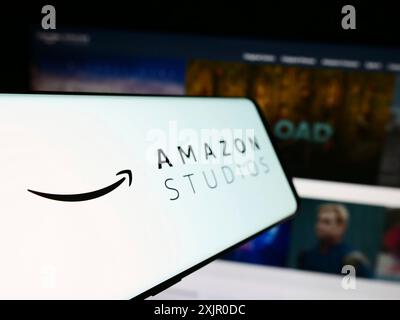 Stoccarda, Germania, 11-08-2023: Cellulare con logo della casa di produzione americana di film e televisione Amazon Studios davanti al sito web. Concentrati su Foto Stock