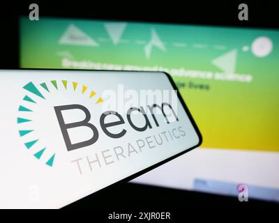 Stoccarda, Germania, 11-07-2023: Telefono cellulare con logo della società americana di biotecnologie Beam Therapeutics Inc. Davanti al sito Web. Concentrati su Foto Stock