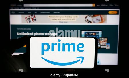 Stoccarda, Germania, 11-09-2023: Persona che tiene un cellulare con il logo del servizio di abbonamento Amazon prime davanti alla pagina web aziendale. Concentrati sul telefono Foto Stock