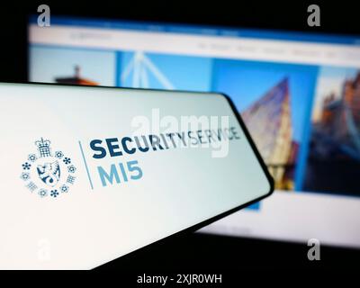 Stoccarda, Germania, 11-11-2023: Telefono cellulare con logo dell'agenzia britannica di controspionaggio Security Service (MI5) davanti al sito web. Concentrati su Foto Stock