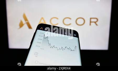 Stoccarda, Germania, 11-10-2023: Smartphone con sito web della società alberghiera francese Accor S.A. davanti al logo aziendale. Messa a fuoco in alto a sinistra di Foto Stock