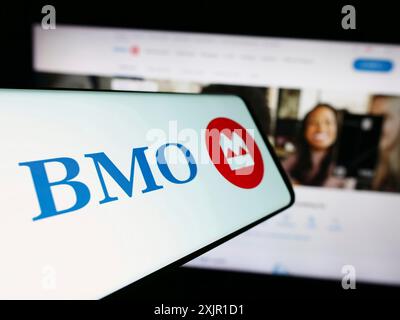 Stoccarda, Germania, 11-17-2023: Telefono cellulare con logo della società canadese di servizi finanziari Bank of Montreal (BMO) davanti al sito web aziendale. Concentrati Foto Stock