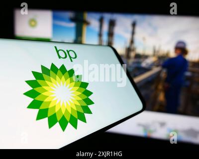 Stoccarda, Germania, 11-16-2023: Telefono cellulare con logo della società britannica di petrolio e gas BP plc davanti al sito web aziendale. Concentrati al centro a sinistra del telefono Foto Stock