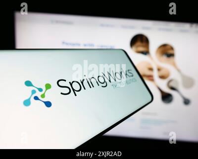 Stoccarda, Germania, 12-07-2023: Telefono cellulare con logo della società statunitense di biotecnologie SpringWorks Therapeutics Inc. Davanti al sito web. Concentrati su Foto Stock