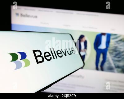 Stoccarda, Germania, 12-05-2023: Smartphone con logo della società svizzera di gestione degli investimenti Bellevue Group AG davanti al sito web. Concentrati su Foto Stock