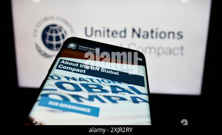Stoccarda, Germania, 12-09-2023: Smartphone con sito web di un Pact United Nations Global Compact davanti al logo. Mettere a fuoco in alto a sinistra sul display del telefono Foto Stock