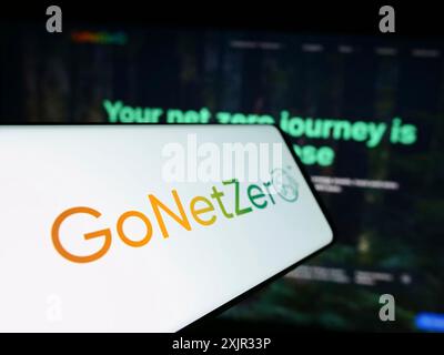 Stoccarda, Germania, 12-14-2023: Cellulare con logo della società di gestione del carbonio di Singapore GoNetZero davanti al sito web aziendale. Concentrati sul centro Foto Stock