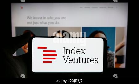 Stoccarda, Germania, 12-20-2023: Persona che detiene lo smartphone con il logo della società europea di venture capital Index Ventures davanti al sito web. Concentrati su Foto Stock