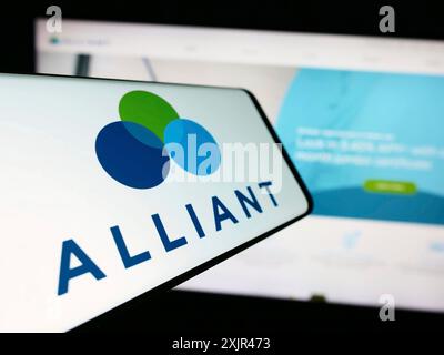 Stoccarda, Germania, 02-03-2024: Telefono cellulare con logo dell'istituto finanziario americano Alliant Credit Union davanti al sito web. Concentrati su Foto Stock