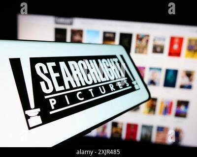 Stoccarda, Germania, 12-31-2023: Cellulare con logo della società di produzione cinematografica americana Searchlight Pictures davanti al sito web aziendale. Concentrati su Foto Stock