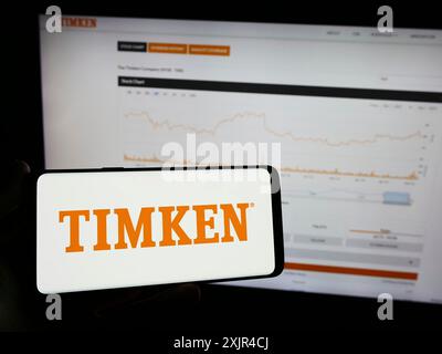 Stoccarda, Germania, 02-08-2024: Persona che detiene un telefono cellulare con il logo della società americana di produzione di cuscinetti The Timken Company davanti al web Foto Stock