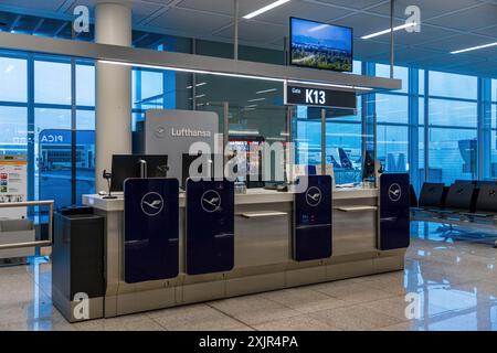 Cancello d'imbarco abbandonato di Lufthansa all'aeroporto di Monaco Foto Stock