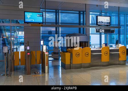 Cancello d'imbarco abbandonato di Lufthansa all'aeroporto di Monaco Foto Stock