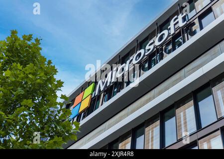 Logo Microsoft presso l'ufficio aziendale situato a Monaco, Germania Foto Stock
