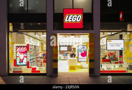 Night shot, vetrina, esposizione, negozio LEGO, negozio, logo, giocattoli, Koenigsstrasse, Stoccarda, Baden-Wuerttemberg, Germania Foto Stock