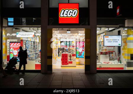 Night shot, vetrina, esposizione, negozio LEGO, negozio, logo, giocattoli, Koenigsstrasse, Stoccarda, Baden-Wuerttemberg, Germania Foto Stock