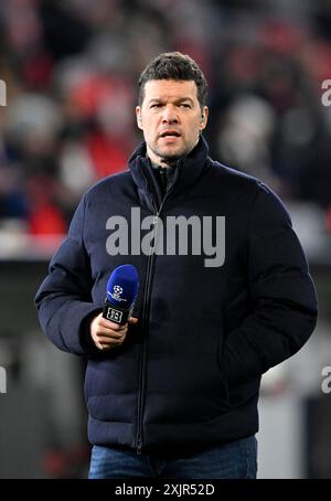 Esperto TV DAZN Michael Ballack, davanti all'intervista, microfono, microfono, logo, Champions League, Allianz Arena, Monaco, Bayern, Germania Foto Stock