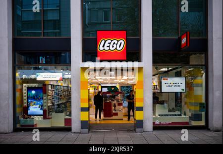 Vetrina, esposizione, negozio LEGO, negozio, Logo, Toys, Koenigsstrasse, Stoccarda, Baden-Wuerttemberg, Germania Foto Stock