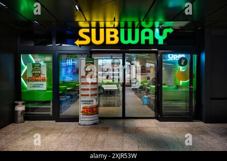 SUBWAY, fast food, catena di fast food, logo, ristorante, lettere al neon, ingresso, Stoccarda, Baden-Wuerttemberg, Germania Foto Stock