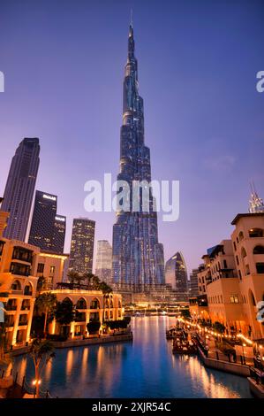 Burj Khalifa, Lago Burj Khalifa, Souk al Bahar, centro commerciale, illuminazione, logo EMAAR, Downtown, luce serale, crepuscolo, ora blu, finanziario Foto Stock