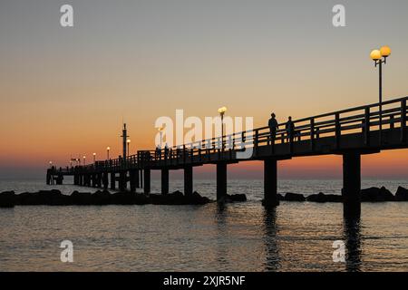 Tramonto, molo, sagome, lampade, Mar Baltico, Wustrow, Darss, Meclemburgo-Vorpommern, Germania Foto Stock