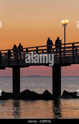 Tramonto, molo, sagome, lampade, Mar Baltico, Wustrow, Darss, Meclemburgo-Vorpommern, Germania Foto Stock