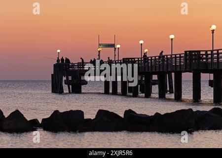 Tramonto, molo, sagome, lampade, Mar Baltico, Wustrow, Darss, Meclemburgo-Vorpommern, Germania Foto Stock