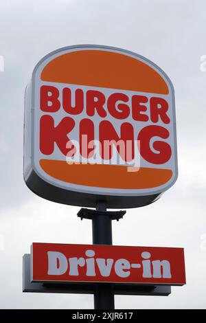 Burger King, drive-in, cartello con scritta e logo, bassa Sassonia, Germania Foto Stock